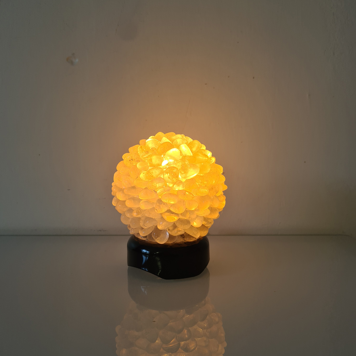 Lampe boule en galets rouls de cristal de roche - 13 cm