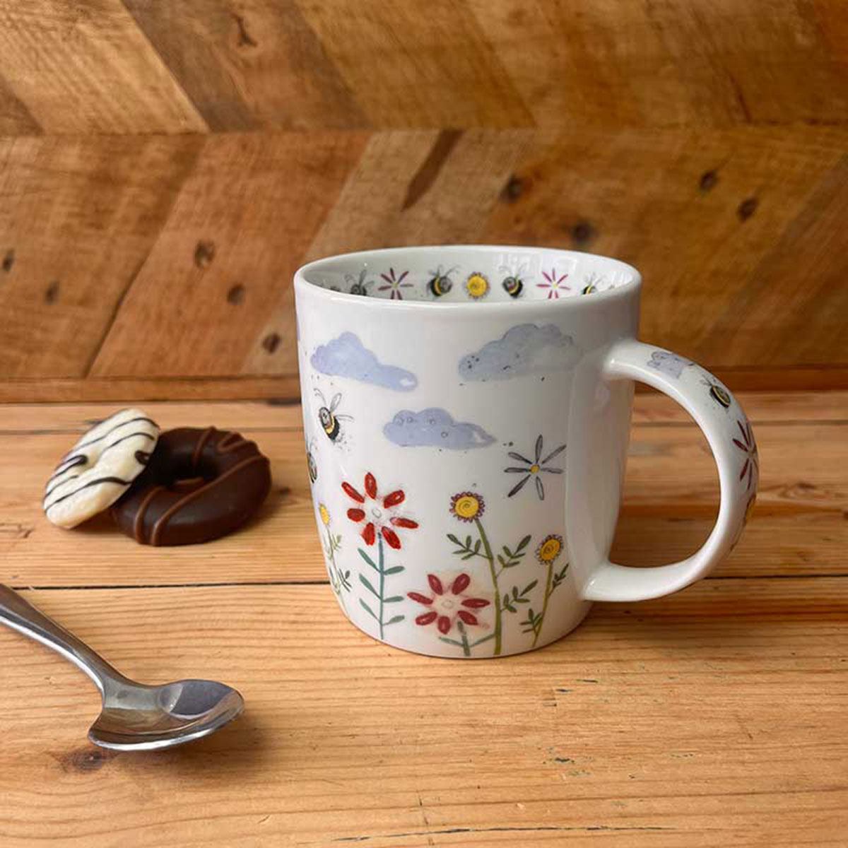 Mug en porcelaine abeilles et fleurs par Alex Clark