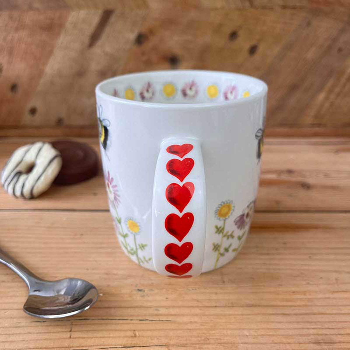 Mug en porcelaine abeilles et coeurs par Alex Clark