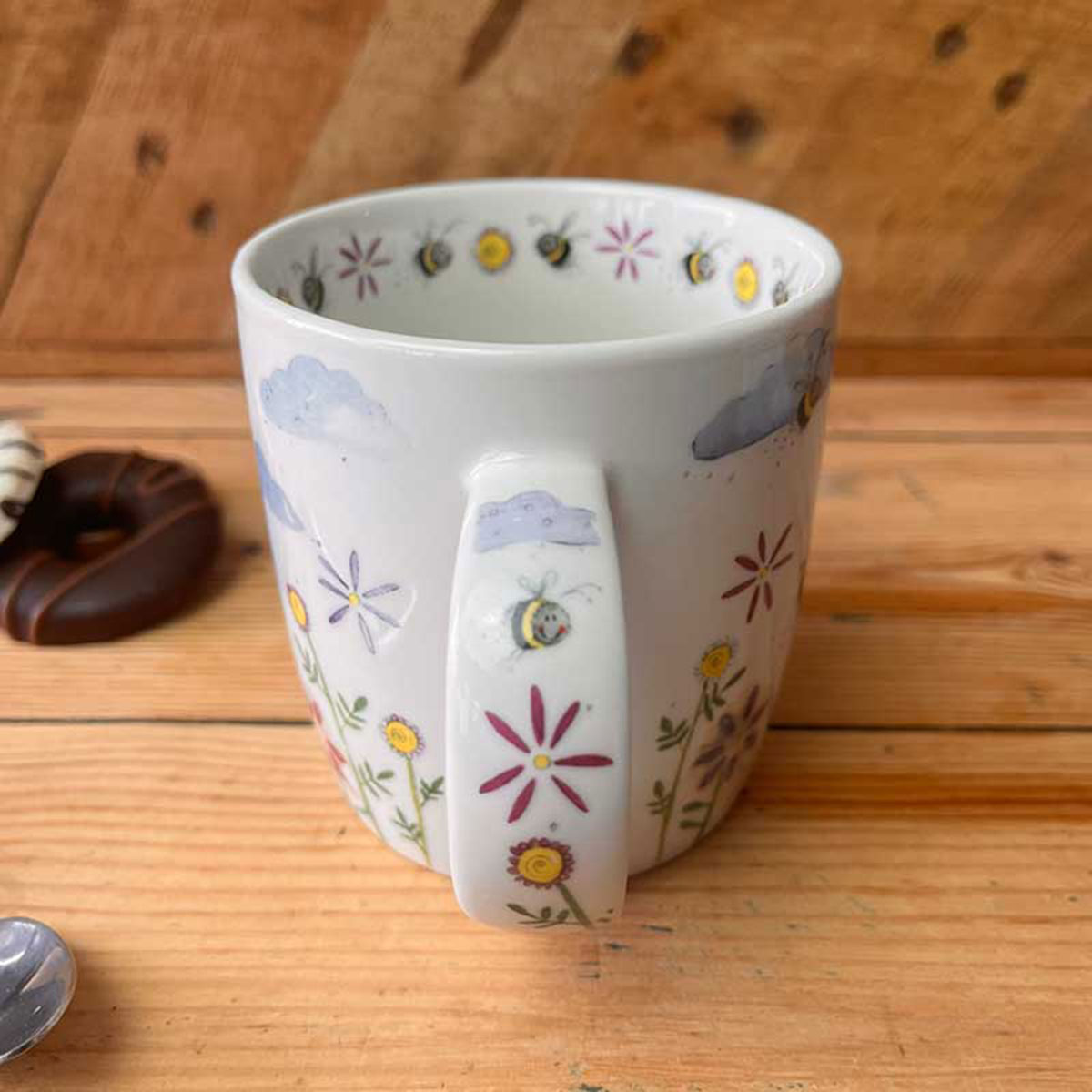 Mug en porcelaine abeilles et fleurs par Alex Clark