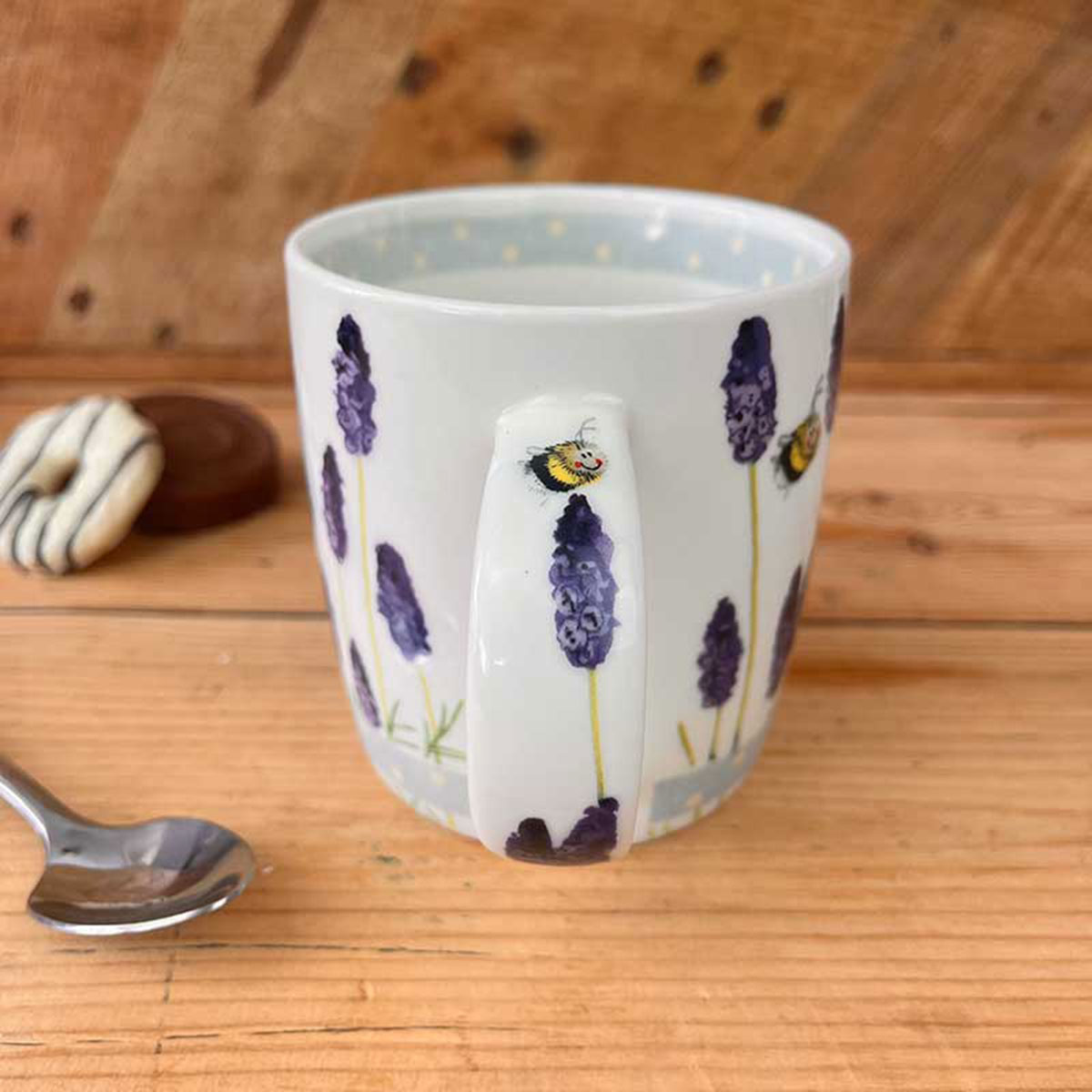 Mug en porcelaine abeilles et Lavandes par Alex Clark