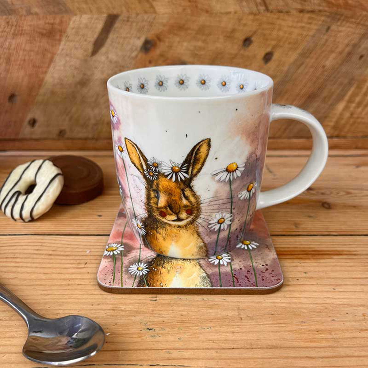 Mug en porcelaine Lapin et marguerites par Alex Clark