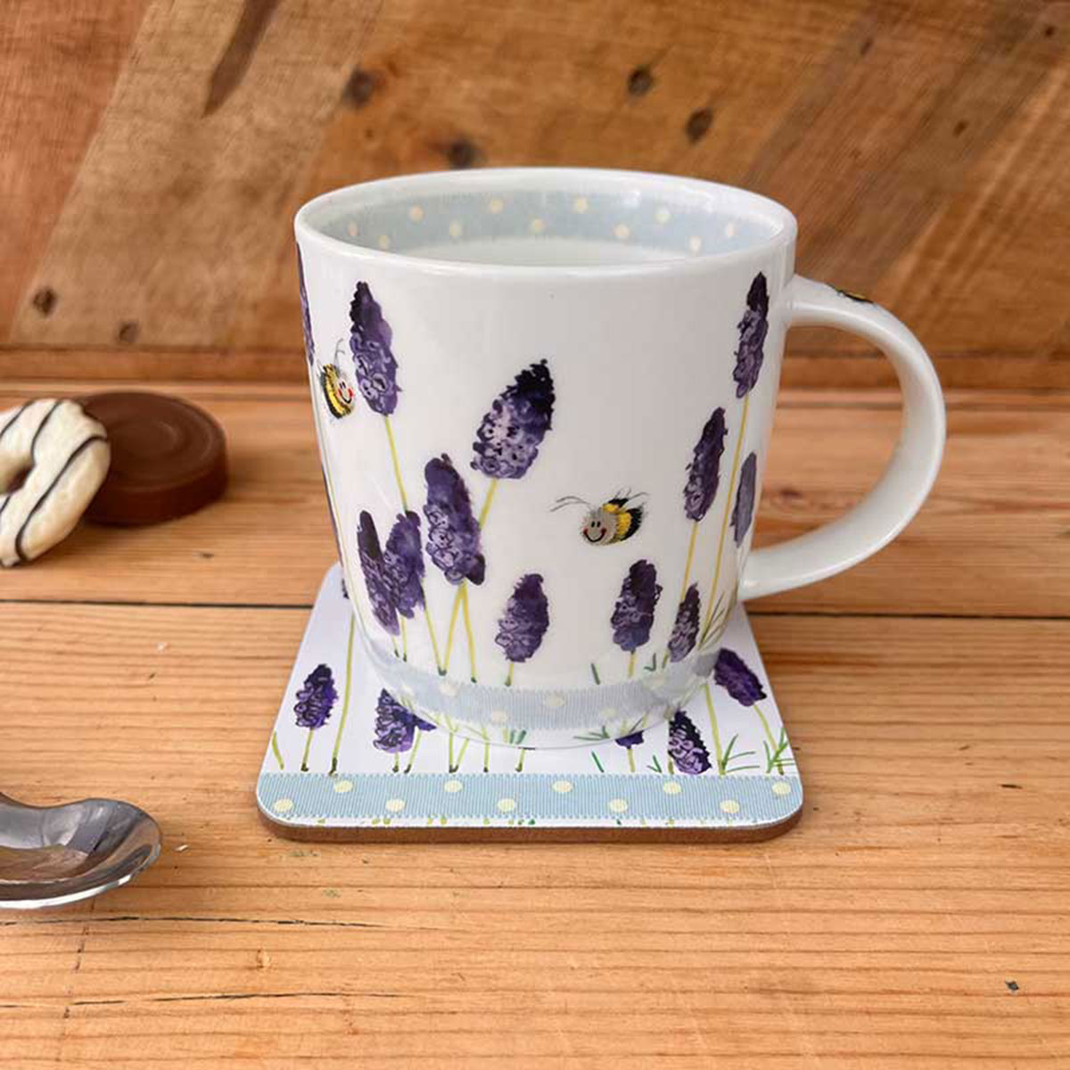 Mug en porcelaine abeilles et Lavandes par Alex Clark