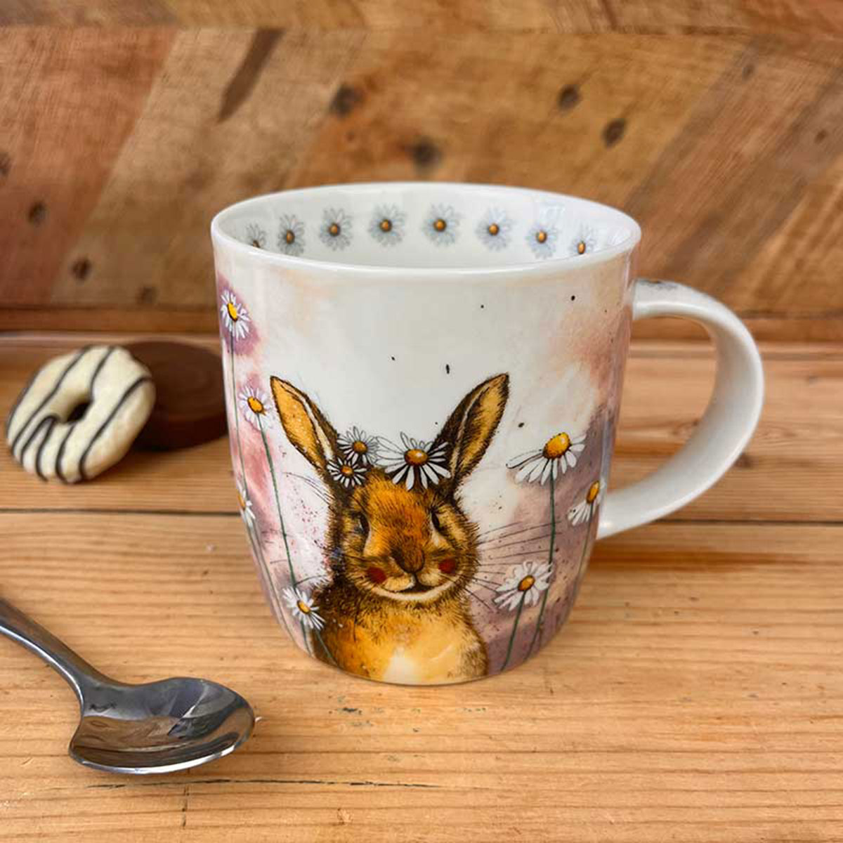 Mug en porcelaine Lapin et marguerites par Alex Clark